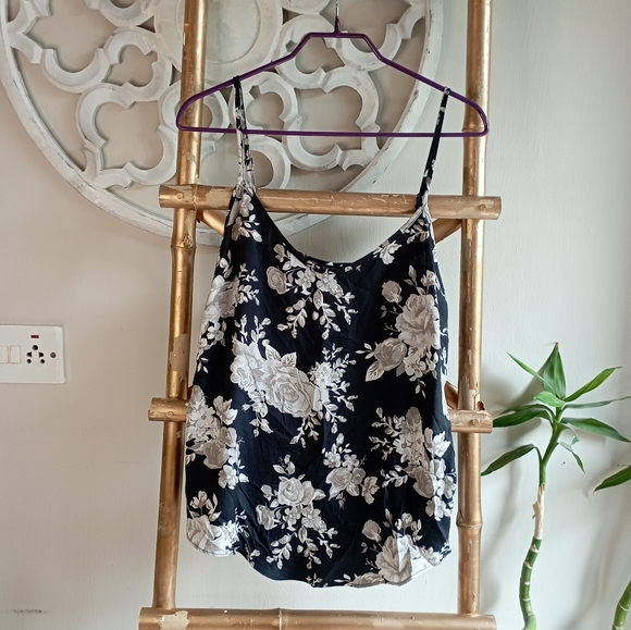 👩‍❤️‍👩 Floral Deep Grey And White Vest Top - Picture 10 of 15